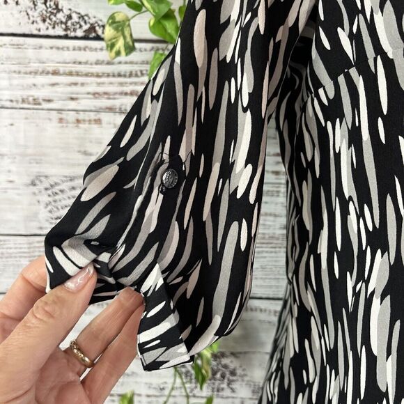 BCBG Max Azria Blosue Top size Extra Small Black Gray Career Church Modest Slim - Picture 7 of 11